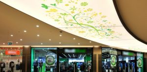 Trần xuyên sáng tại trung tâm thương mại