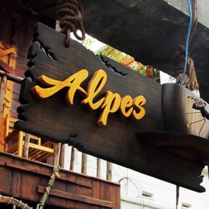 Biển vẫy hình tấm gỗ cũ mộc mạc