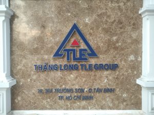 Vệ sinh biển quảng cáo tại đường Tô Hiệu