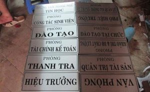làm bảng hiệu inox