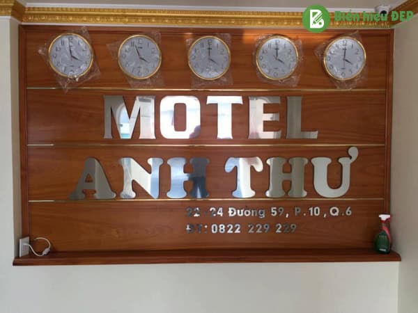 Làm sạch bề mặt chữ nổi inox bị ố