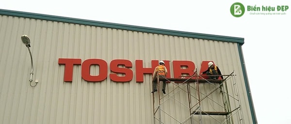 Vệ sinh chữ inox tại nhà máy Toshiba