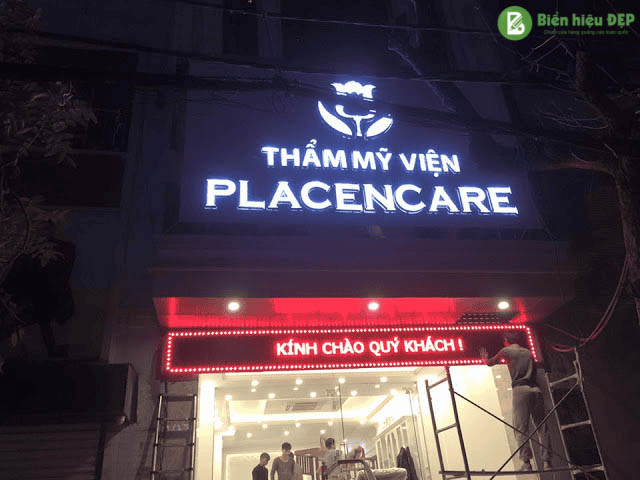 Biển alu chữ nổi mica phối đèn LED nổi bật vào ban đêm)