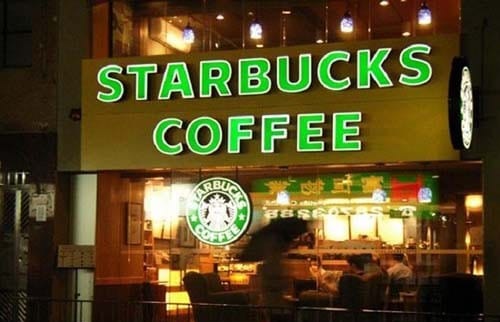 Biển chữ nổi mica phát sáng rực rỡ, tạo điểm nhấn cho quán vào buổi tối.