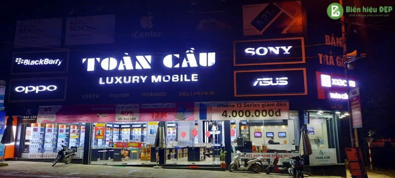 Biển hiệu alu chữ nổi với đèn LED âm giúp cửa hàng nổi bật cả ban đêm