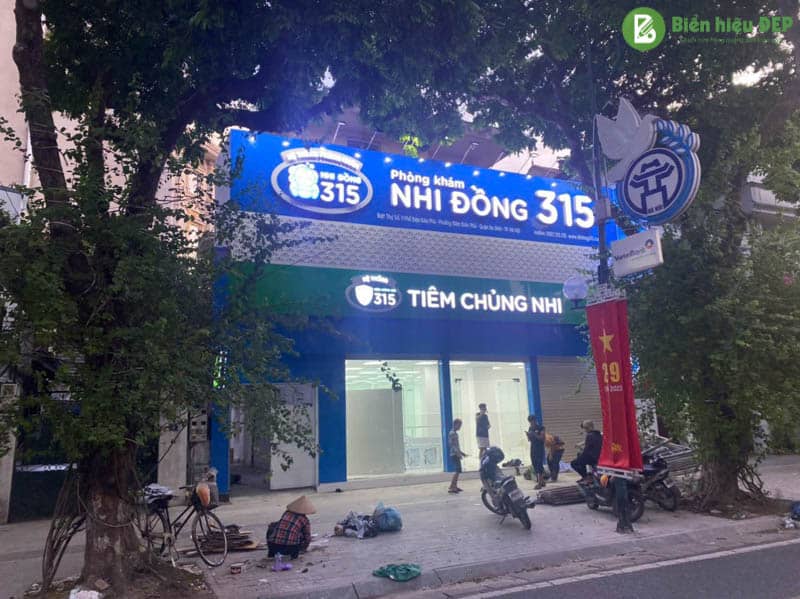 Đội ngũ thi công bảng hiệu alu của Biển Hiệu Đẹp