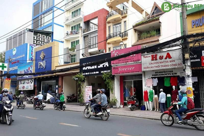 Tuyến đường Lê Văn Sỹ, TP.HCM rực rỡ bảng hiệu quảng cáo đủ kiểu